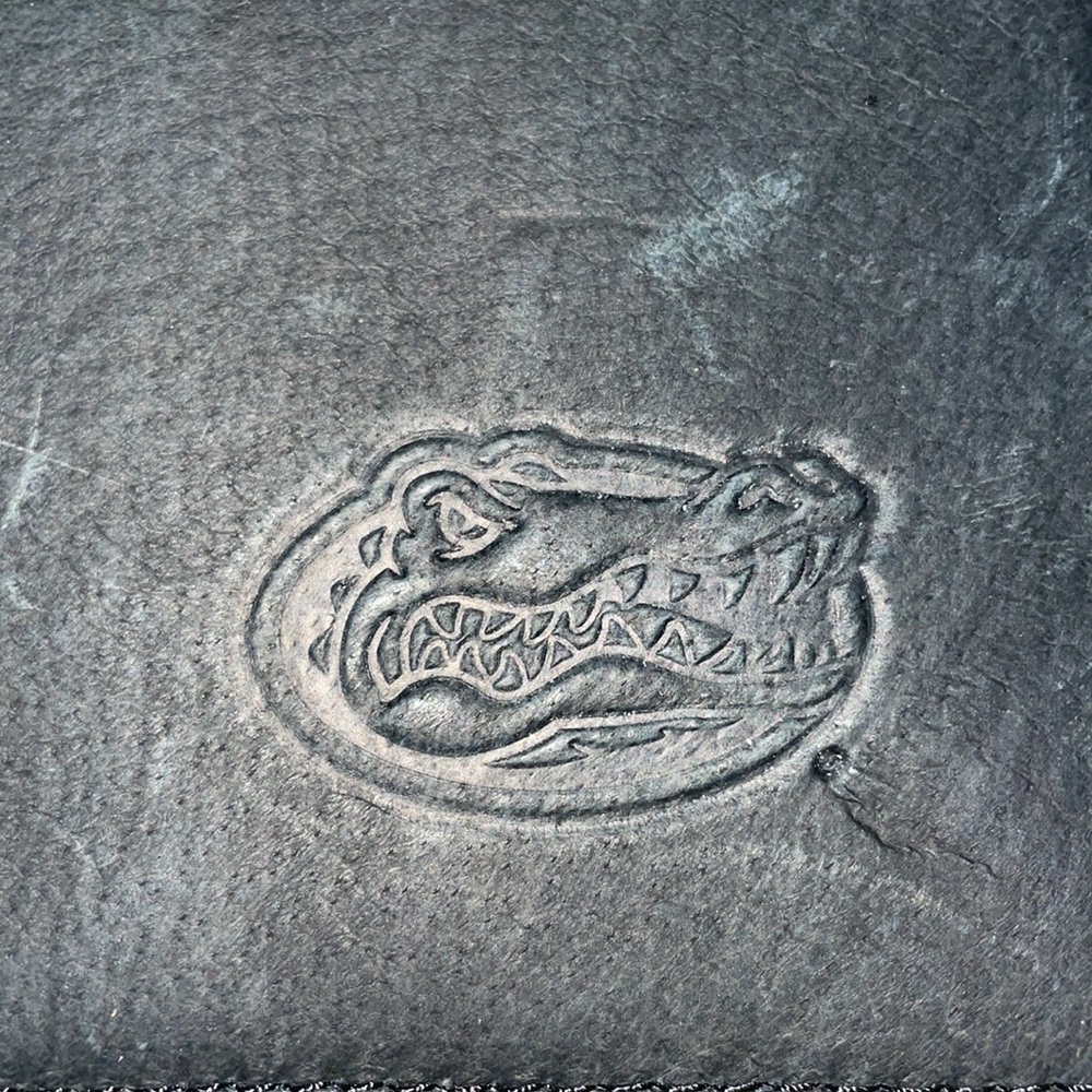 BNWT Mundi leather checkbook with Fl Gators 🐊 - Picture 3 of 5